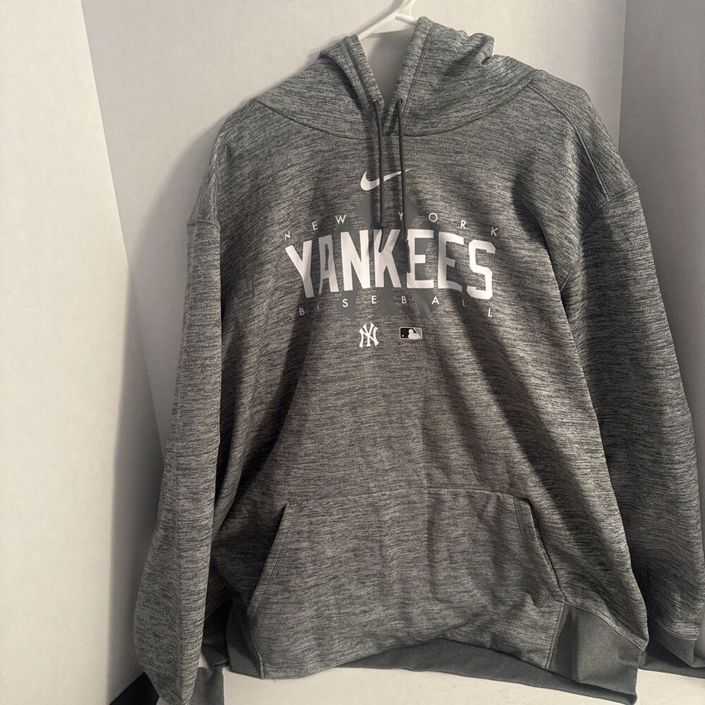 Men’s Nike New York Yankees Therma Fit Hoodie Pullover Grey Size 3XL NWOT